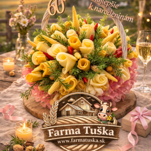 Syrová narodeninová kytica v rustikálnom štýle na drevenom stole v prírode pri západe slnka s logom Farma Tuška a webom www.farmatuska.sk .
