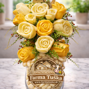 Syrová torta – kytica vo váze so syrovými ružami a syrovými uzlíkmi z farmy Farma Tuška v Kosoríne na Slovensku