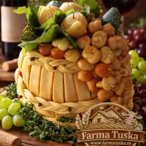 Syrová torta v tvare vínového súdka z farmy Tuška zdobená syrovými ružami a uzlíkmi s vínovou tematikou