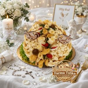 Vypletaná syrová torta na krst s logom Farma Tuška na slávnostnom stole