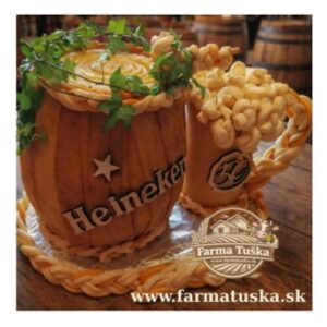 Syrová torta Pivný set zo syra s parenicovým súdkom a pivovým pohárom z farmy Farma Tuška v Kosoríne na Slovensku
