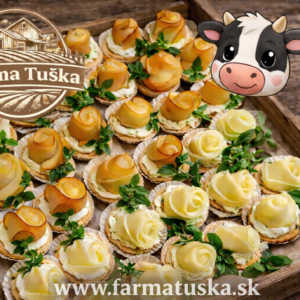 Slané tartaletky plnené jemnou nátierkou a ozdobené 3D syrovou šípovou ružou, dozdobené čerstvými bylinkami.