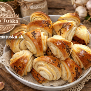 Kysnuté domáce cesnakové pagáče z kvásku od Farma Tuška na rustikálnom stole s logom a webovou adresou www.farmatuska.sk