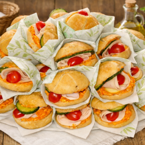 Obložené burgeriky – mini burgeriky s kváskovou žemličkou, šunkou, salámou, klobáskou a domácim šalátom na cateringový stôl.