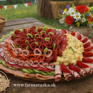 Studená misa Farma Tuška na vidieckej oslave s logom a webovou adresou www.farmatuska.sk