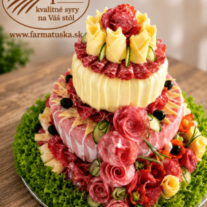 Syrovo-šunková torta z Farmy Tuška ozdobená syrovými ružami, šunkou a zeleným kučeravým šalátom.