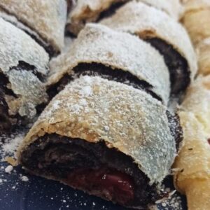 Domáca ťahaná štrúdľa s jablkovou a makovou plnkou z tenkého ručne ťahaného cesta