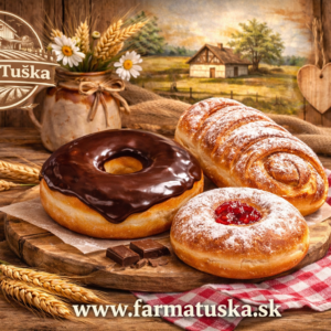 Kváskový donut s čokoládovou polevou bez chémie na rustikálnom drevenom stole s logom Farma Tuška.