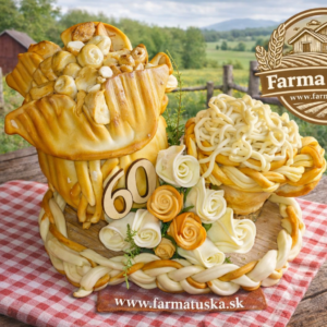 Syrová torta v tvare kompozície s meštekom a šálkou, zdobená syrovými ružami na vidieckom pozadí