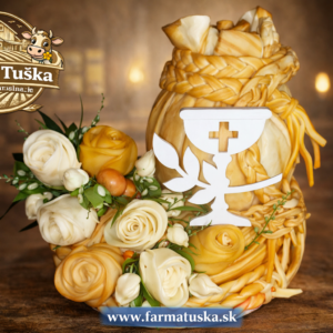 Ručne vyrábaná syrová torta v tvare mešteka s kalichom a syrovými ružami na prvé sväté prijímanie