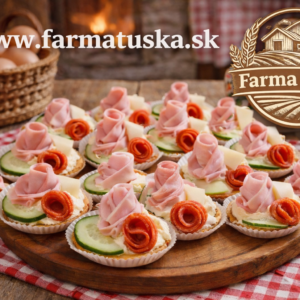 Slané tartaletky s šunkou, salámou, syrom a uhorkou na drevenom podnose v rustikálnom prostredí – Farma Tuška